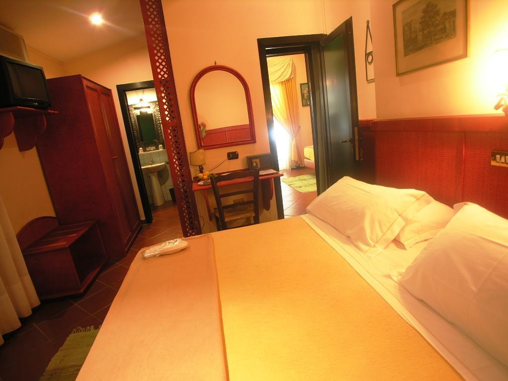 Hotel Toledo เนเปิลส์ ภายนอก รูปภาพ