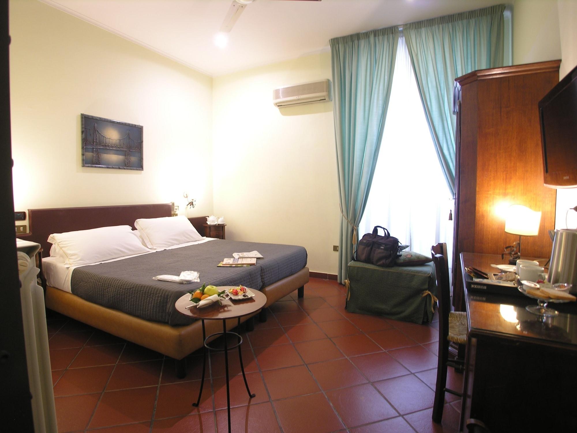 Hotel Toledo เนเปิลส์ ภายนอก รูปภาพ