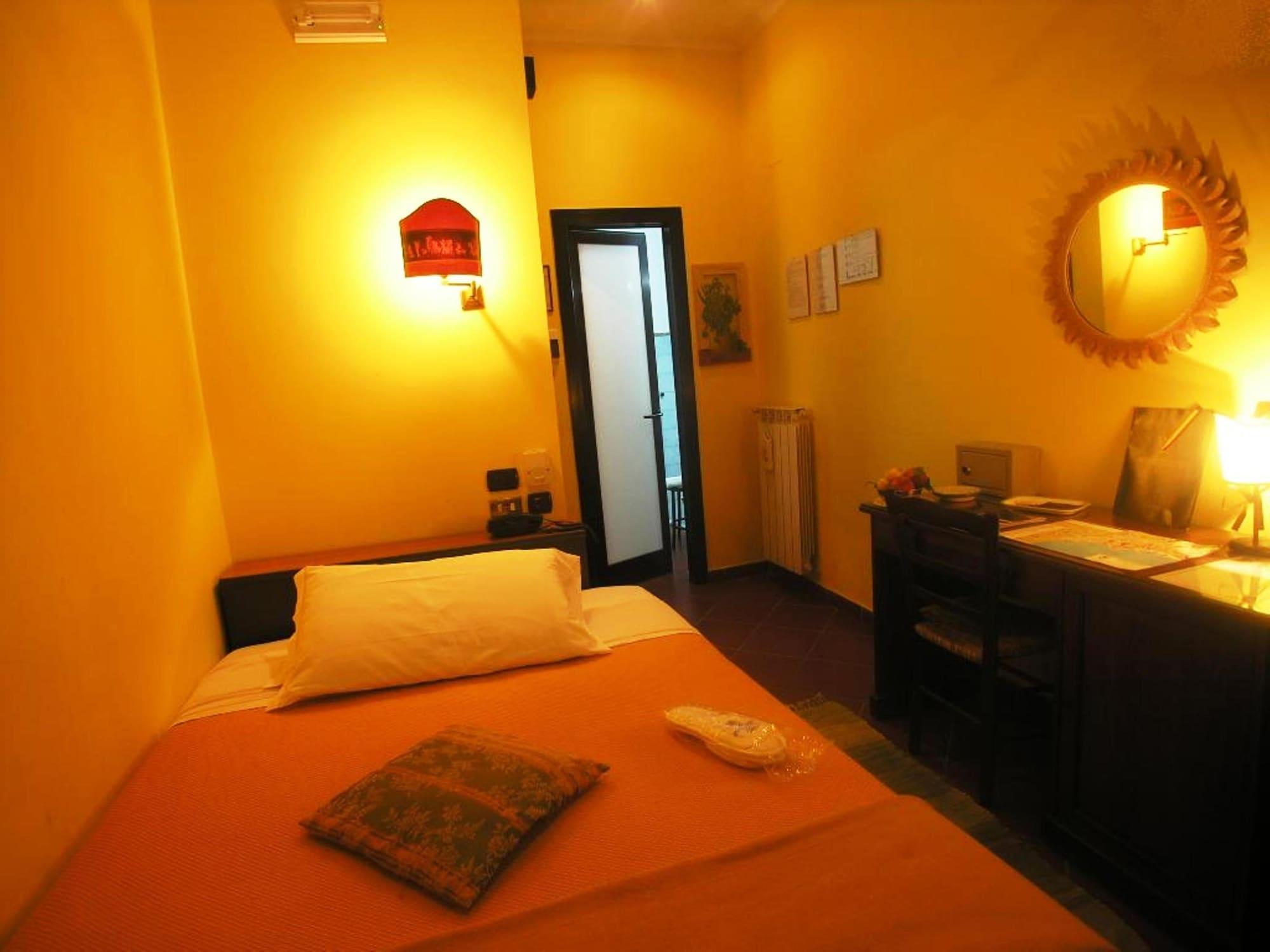 Hotel Toledo เนเปิลส์ ภายนอก รูปภาพ